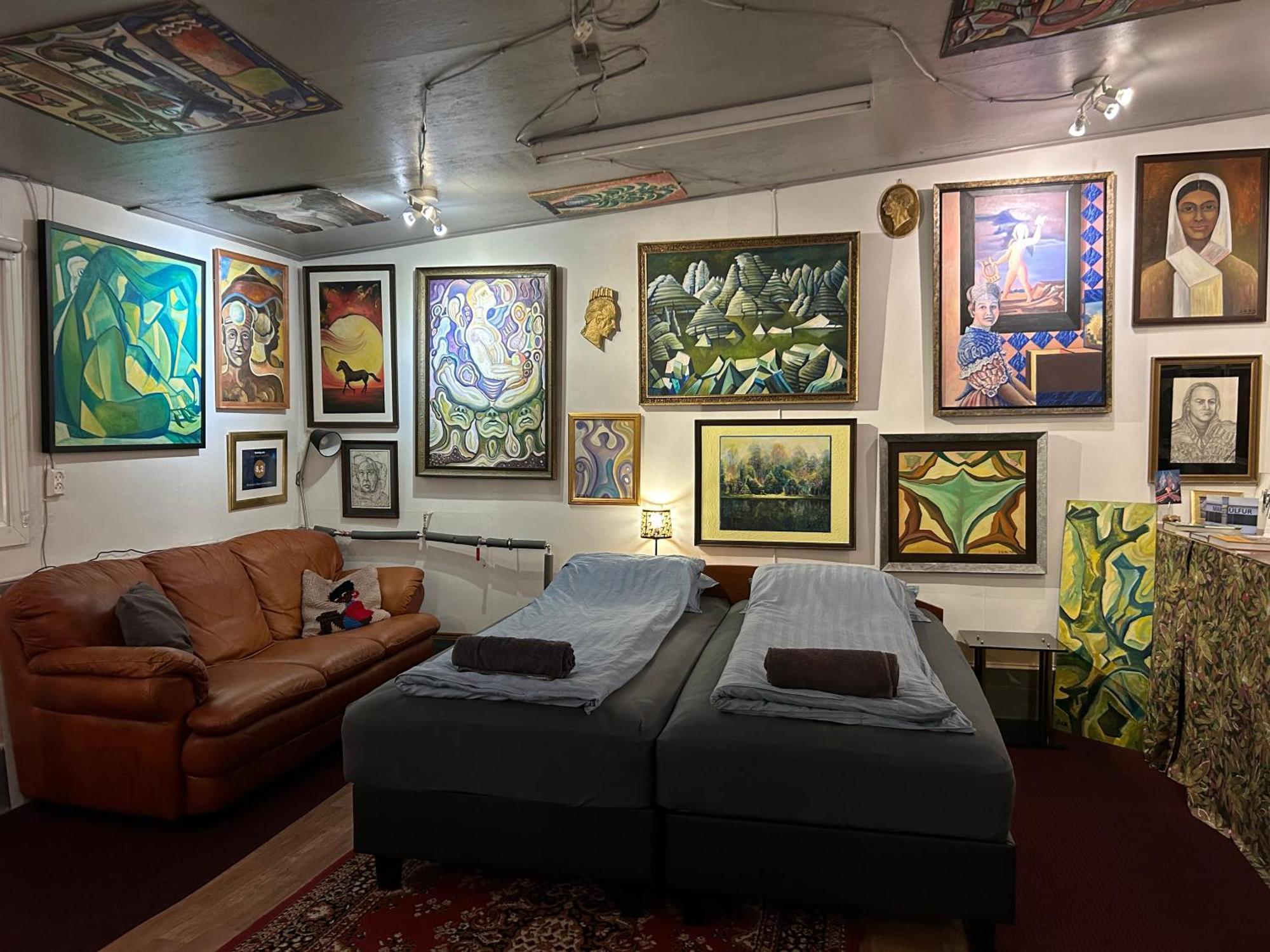 Njarthvik Brimarsbru Sleep Inn-Art Gallery מראה חיצוני תמונה